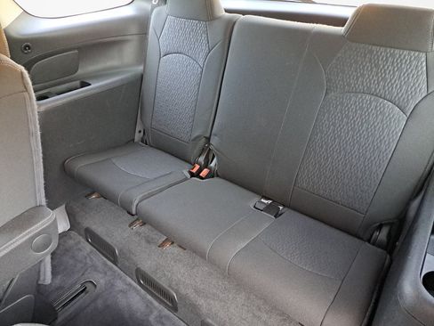Used 2015 GMC Acadia SLE FWD image 13