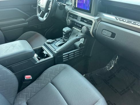 Certified 2025 Toyota Tacoma SR5 AWD/4WD image 18