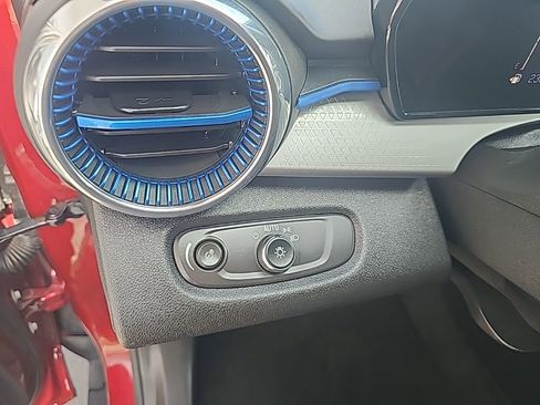 Used 2025 Chevrolet Trax LT w/ LT Convenience Package image 21