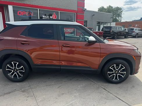 Used 2021 Chevrolet TrailBlazer ACTIV w/ Technology Package FWD image 2