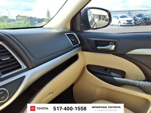 Used 2015 Toyota Highlander XLE FWD image 21