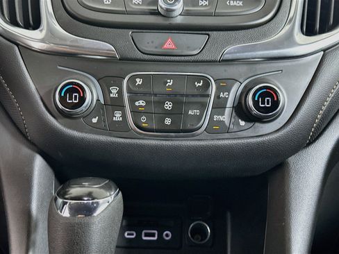 Used 2021 Chevrolet Equinox Premier AWD/4WD image 24