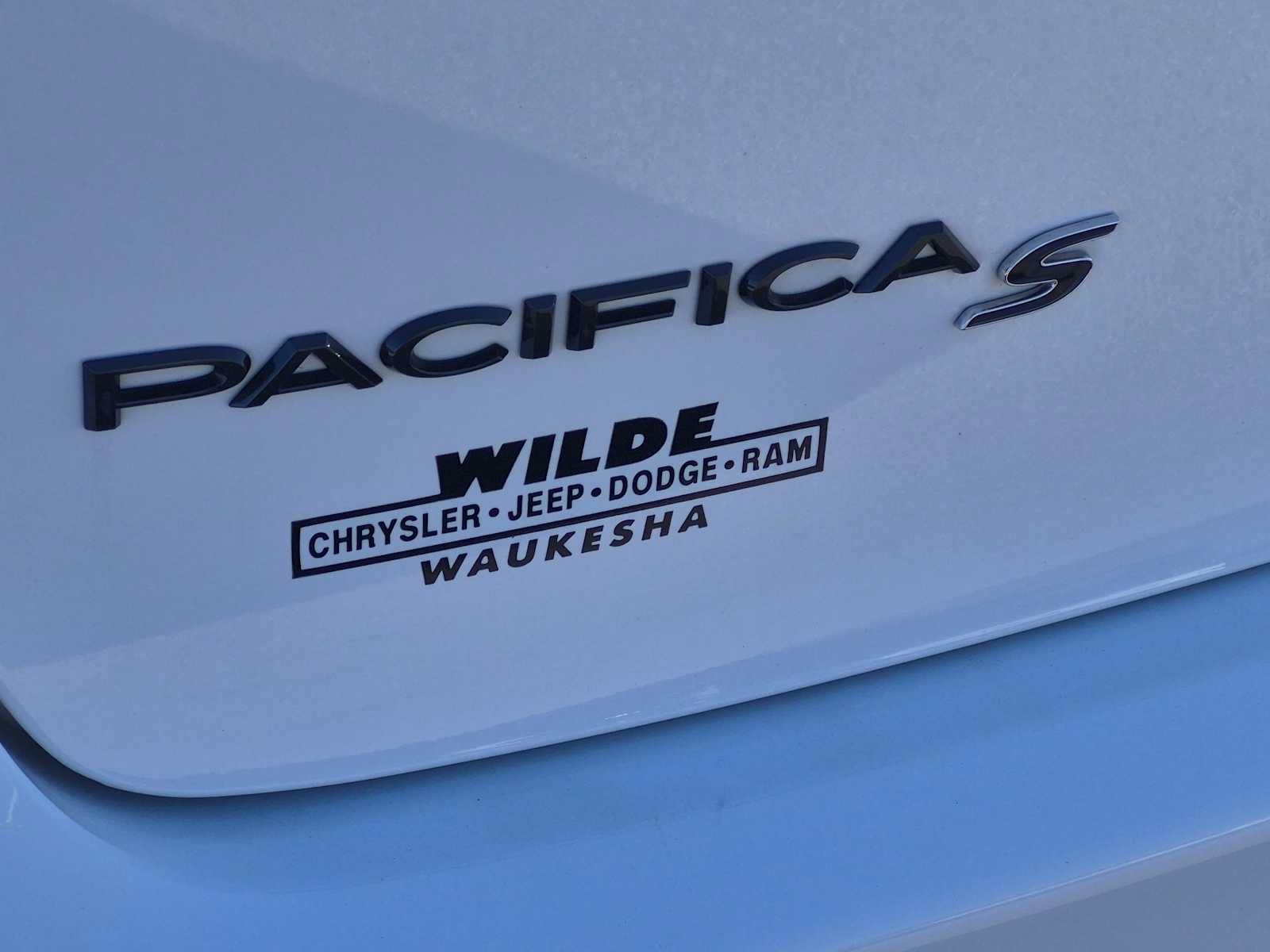 Used 2019 Chrysler Pacifica Touring Plus w/ S Appearance Package FWD image 12