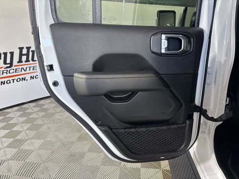 Used 2021 Jeep Gladiator Overland image 23