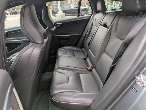 Used 2017 Volvo V60 T6 R-Design Platinum image 28