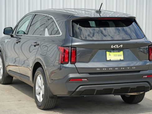 Used 2022 Kia Sorento LX image 45
