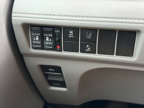 Used 2018 Honda Odyssey EX image 19