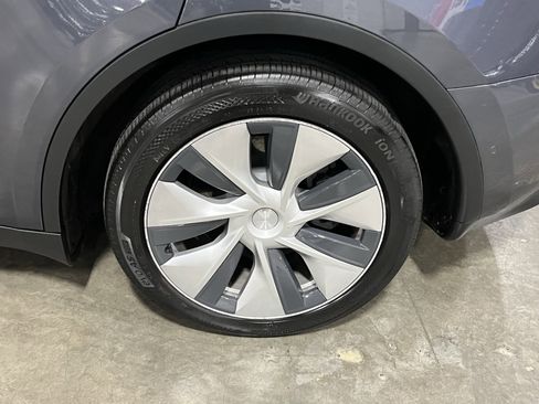 Used 2022 Tesla Model Y Long Range image 25