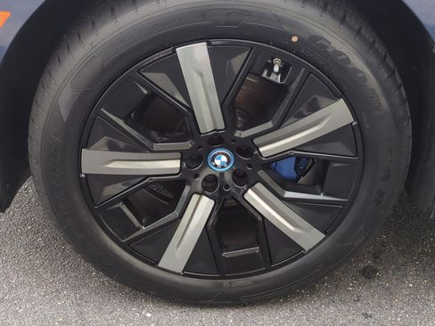Used 2024 BMW iX xDrive50 w/ Sport Package AWD/4WD image 13