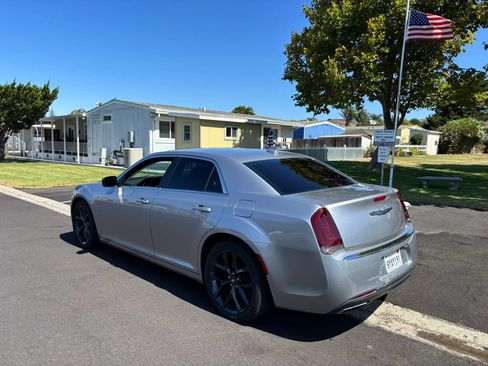 Used 2018 Chrysler 300 Touring L RWD image 9