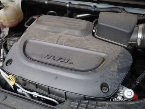 Used 2023 Chrysler Pacifica Touring-L image 8