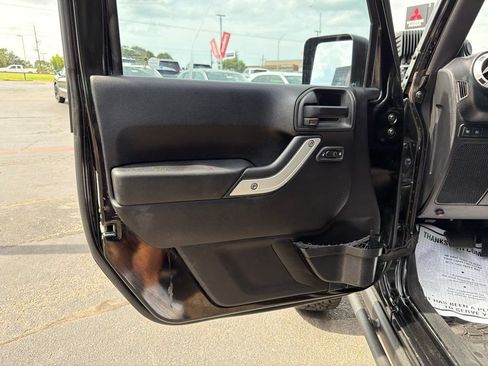Used 2014 Jeep Wrangler Unlimited Rubicon w/ Connectivity Group AWD/4WD image 14