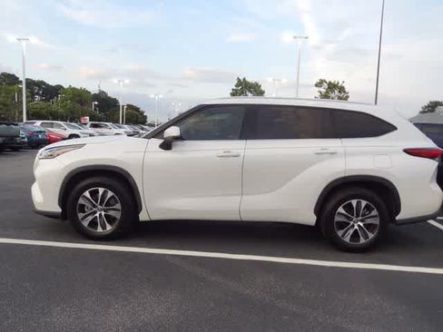 Used 2021 Toyota Highlander XLE FWD image 18