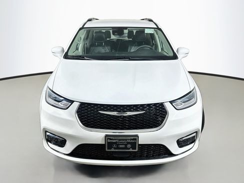 Used 2022 Chrysler Pacifica Touring-L w/ Uconnect Theater Family Group FWD image 2