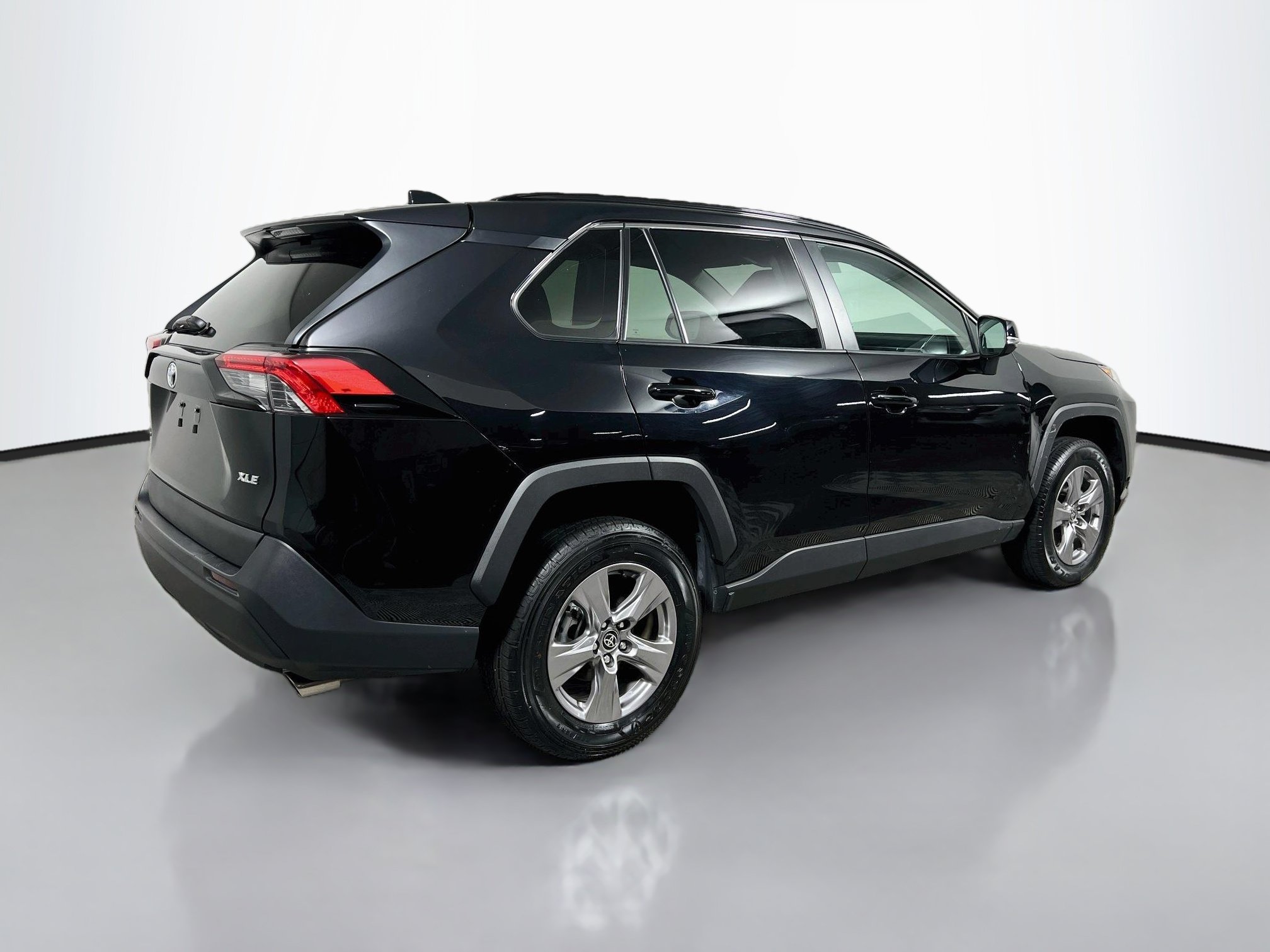 Used 2025 Toyota RAV4 XLE FWD image 4