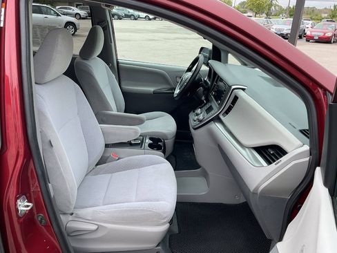 Used 2020 Toyota Sienna LE w/ LE Preferred Package FWD image 44