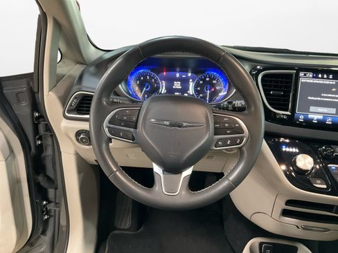 Used 2023 Chrysler Pacifica Touring-L FWD image 12