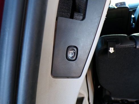 Used 2014 Chrysler Town & Country Touring image 8