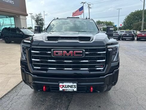 Used 2025 GMC Sierra 2500 AT4 AWD/4WD image 2