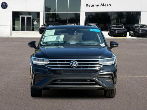 Used 2023 Volkswagen Tiguan SE w/ Panoramic Sunroof Package image 9
