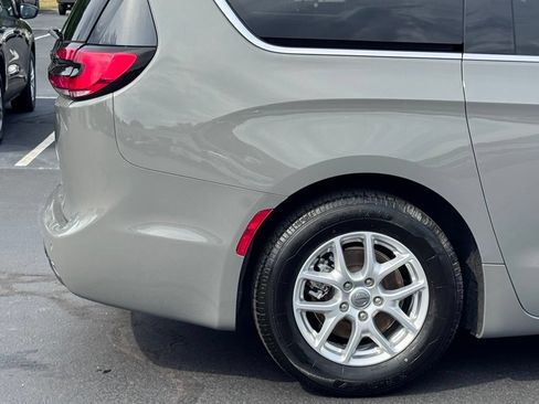 Used 2023 Chrysler Pacifica Touring-L FWD image 42