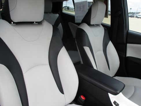 Used 2018 Toyota Prius Prime Advanced w/ Carpet Mat Package FWD image 36