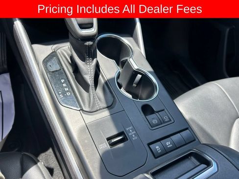 Used 2022 Toyota Highlander XLE FWD image 11