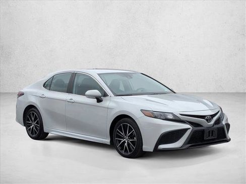 Used 2023 Toyota Camry SE image 3