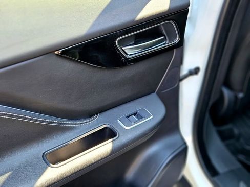 Used 2019 Jaguar F-PACE R-Sport image 30