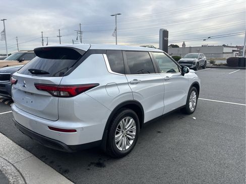 Used 2022 Mitsubishi Outlander ES image 5