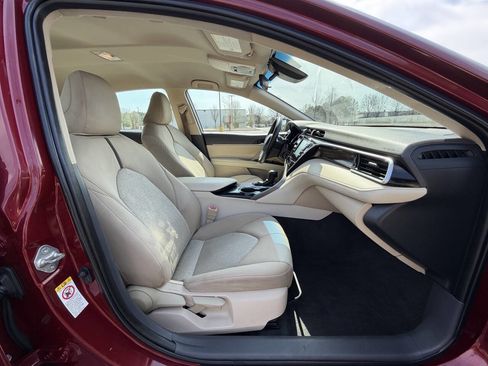 Used 2018 Toyota Camry LE image 18