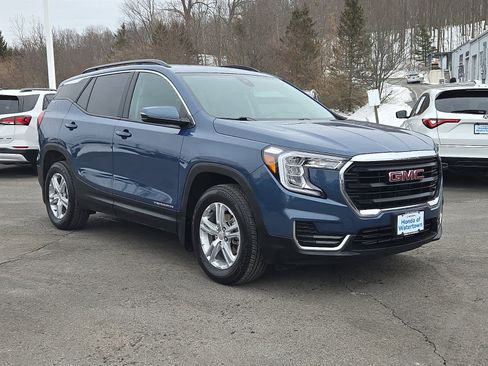 Used 2024 GMC Terrain SLE w/ Driver Convenience Package image 4