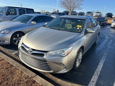 Used 2016 Toyota Camry LE image 10