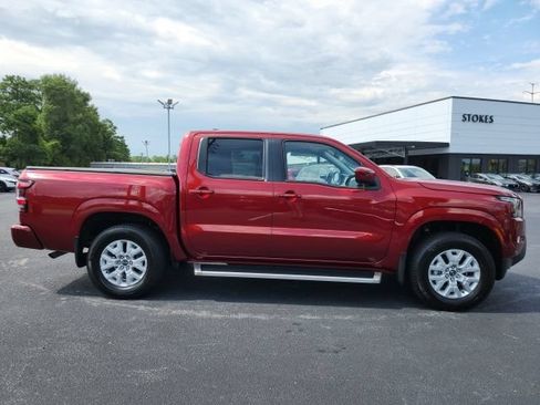 Used 2022 Nissan Frontier SV AWD/4WD image 2