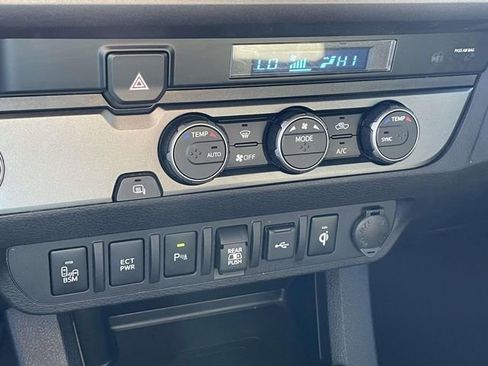 Used 2023 Toyota Tacoma TRD Sport w/ Technology Package image 19