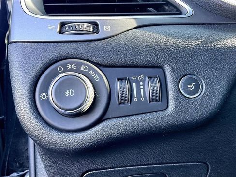 Used 2019 Jeep Cherokee Latitude Plus w/ Comfort/Convenience Group AWD/4WD image 17