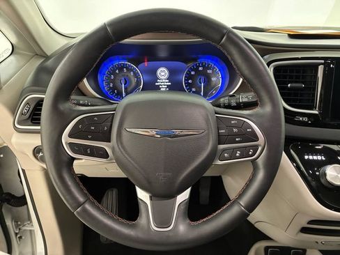 Used 2018 Chrysler Pacifica Touring-L w/ Advanced Safetytec Group FWD image 22
