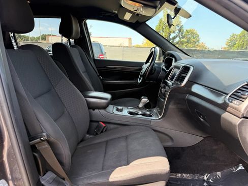 Used 2018 Jeep Grand Cherokee Laredo AWD/4WD image 18