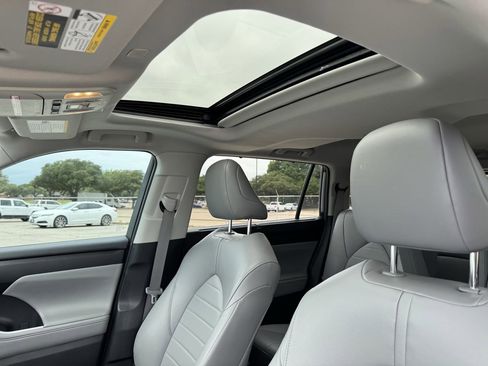 Used 2023 Toyota Highlander XLE FWD image 32