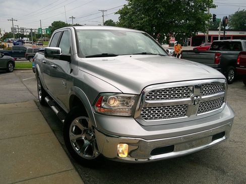 Used 2018 RAM 1500 Laramie w/ Convenience Group AWD/4WD image 4