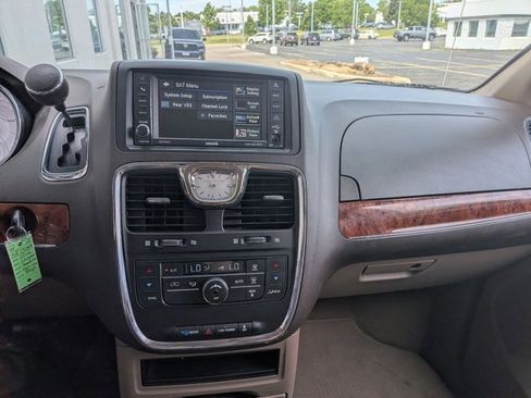 Used 2016 Chrysler Town & Country Touring FWD image 12