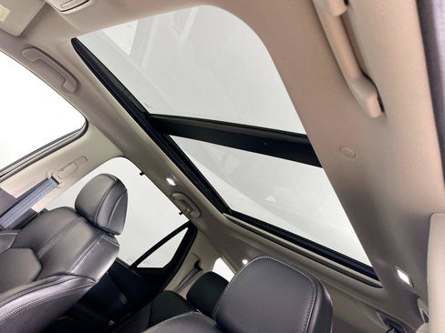 Used 2025 Honda Pilot Touring image 17