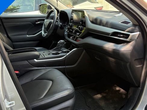 Used 2021 Toyota Highlander XLE AWD/4WD image 9