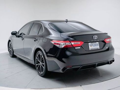 Used 2020 Toyota Camry SE image 3