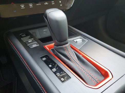 Certified 2025 Nissan Kicks SR image 24