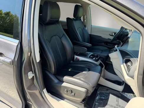 Used 2023 Chrysler Pacifica Touring-L w/ Uconnect Theater Family Group FWD image 47