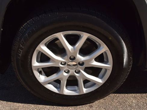 Used 2015 Jeep Cherokee Latitude w/ Cold Weather Group AWD/4WD image 48