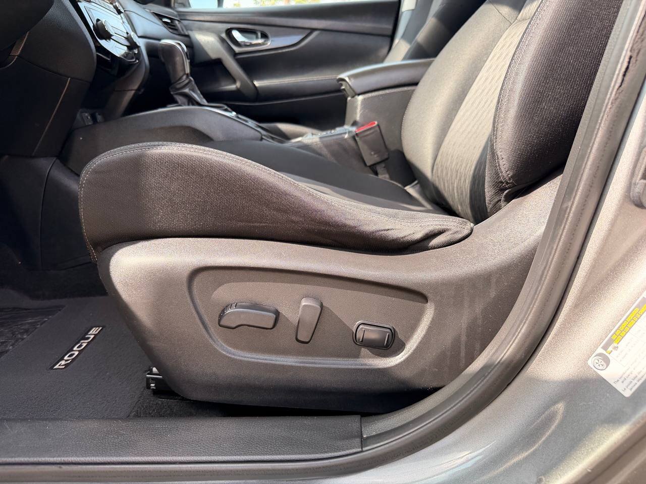 Used 2017 Nissan Rogue SV FWD image 25