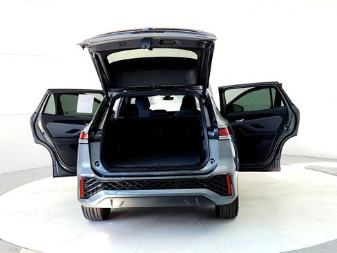 Used 2026 Volkswagen Tiguan SE R-Line image 11