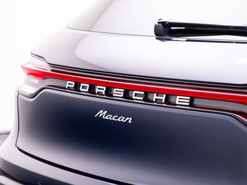 Certified 2023 Porsche Macan AWD/4WD image 34